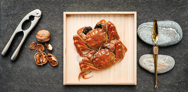 桌上的螃蟹和坚果高清图片