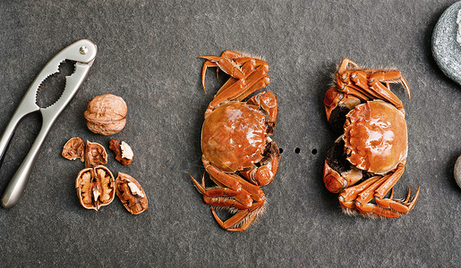 盐焗核桃桌上的坚果和螃蟹背景