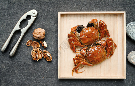 桌上的螃蟹和坚果高清图片