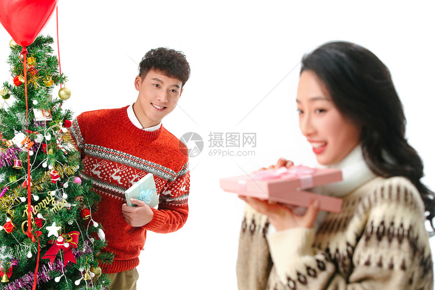 相伴愉悦亚洲青年男人送女朋友圣诞礼物图片
