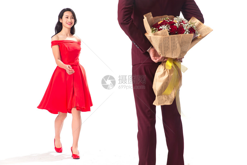 礼品鲜花和谐青年男人给女朋友送玫瑰花图片