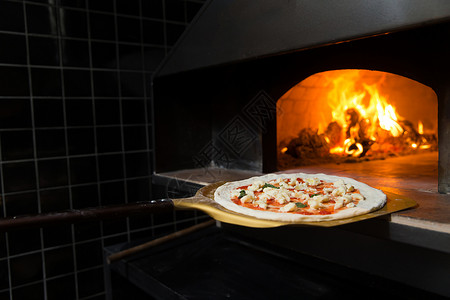 烹调餐馆壁炉餐厅里烤制披萨图片