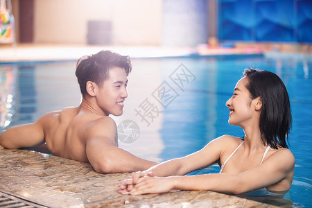 游泳俱乐部在游泳池里的青年情侣背景