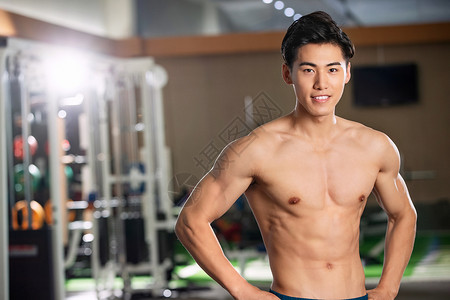 业余爱好锻炼青年男人在健身房健身图片