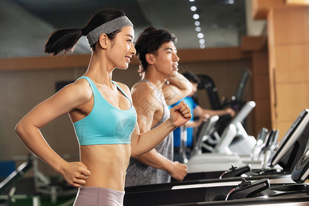 中国运动员青年人在健身房里健身背景