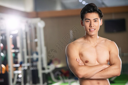 在健身房健身的男性图片