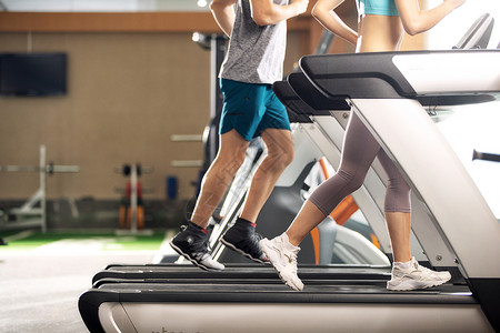 爱好运动两个青年人在健身房里健身背景