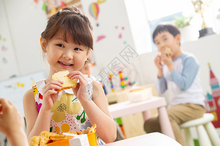 同学生日幼儿园小朋友用餐吃三明治背景