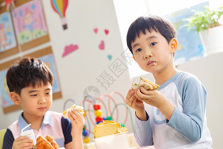 幼儿园小朋友用餐图片