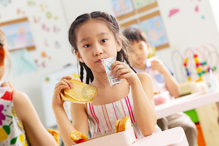 女生喝牛奶幼儿园小朋友用餐喝牛奶背景