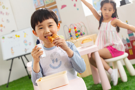 小孩吃早餐幼儿园小朋友用餐背景