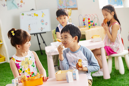 幼儿园用餐幼儿园小朋友用餐背景