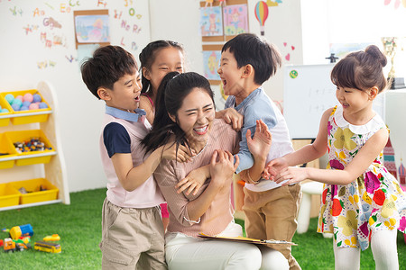 幼儿园老师和小朋友们拥抱在一起图片