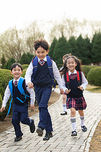 跑步上学的女孩嬉戏快乐的小学生背景