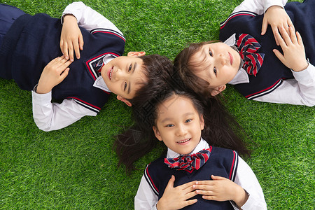 教育小学生们躺在草地上图片