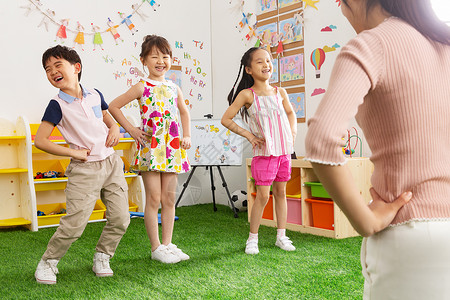 地板教室幼儿园小朋友们学跳舞背景