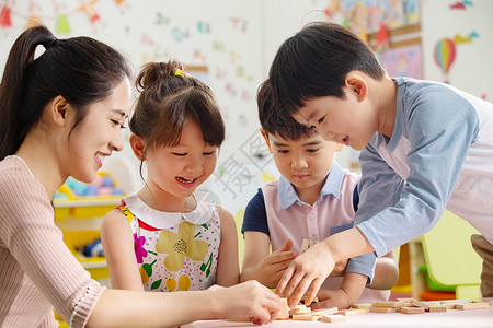 早期学习无忧无虑欢乐幼儿园老师和小朋友们背景