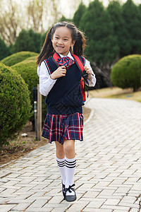 跑步上学的女孩幸福户外快乐的小学生背景