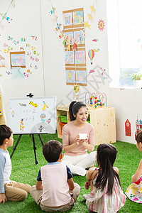 玩耍彩色图片男孩幼儿园老师和小朋友们图片