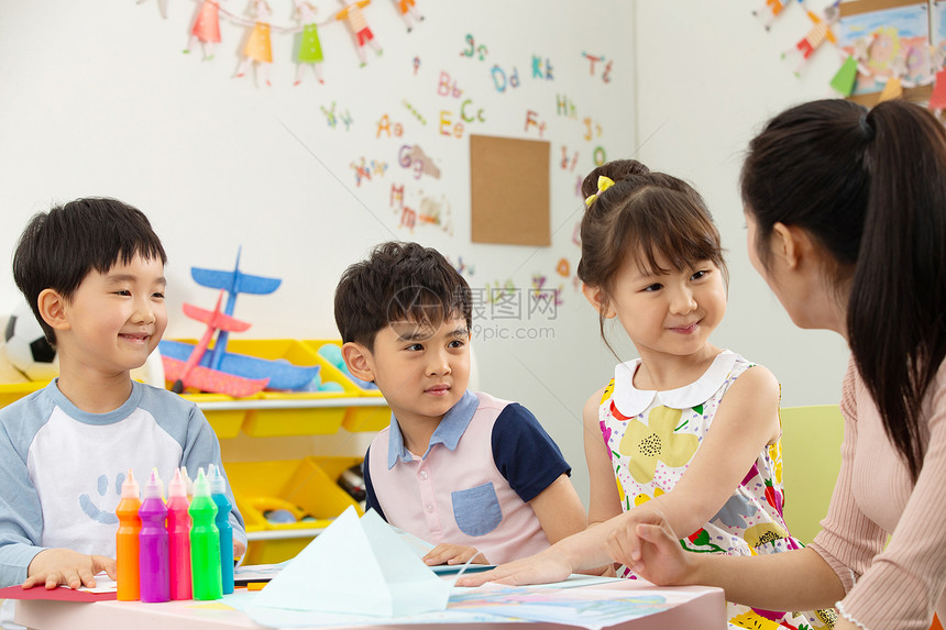 团队娱乐室女生幼儿园老师和小朋友们图片