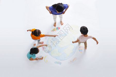 学龄儿童高视角亚洲幼儿园老师带着小朋友们画画高清图片