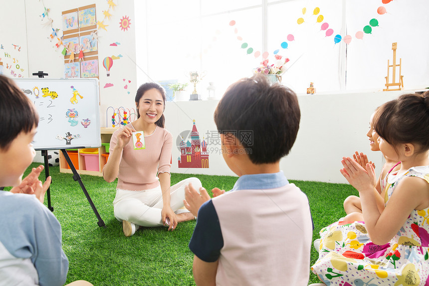 东亚可爱的贡献幼儿园老师和小朋友们图片