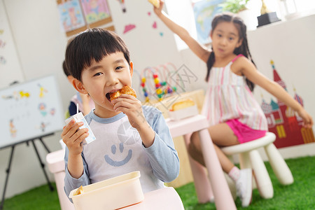 小孩吃早餐幼儿园小朋友用餐背景