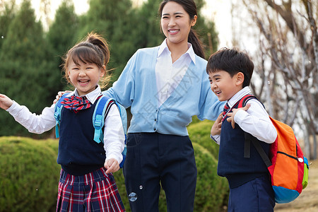 幼儿园校服女生未来高兴的小朋友们吹泡泡背景