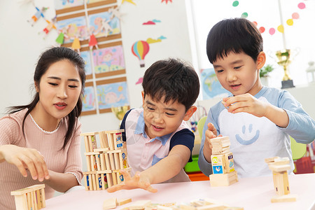 男孩学生青年女人幼儿园老师和小朋友们图片