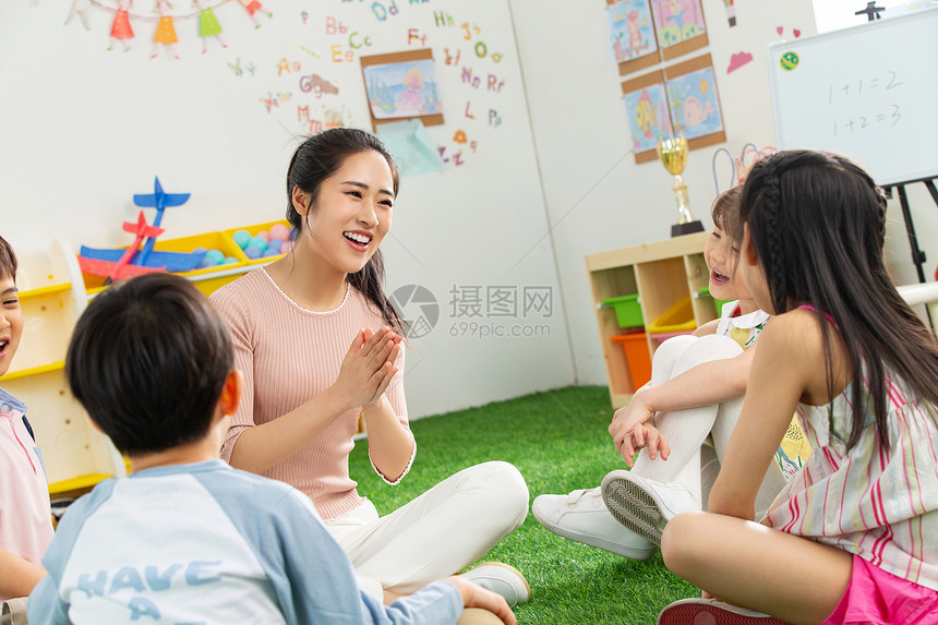 草坪地板同学幼儿园老师和小朋友们图片