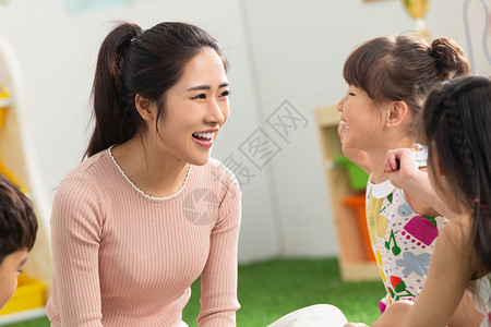 女人彩色图片纯洁幼儿园老师和小朋友们图片