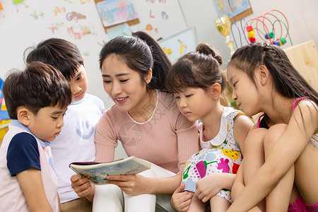 学龄前儿童女人亚洲人幼儿园老师给小朋友们讲故事图片