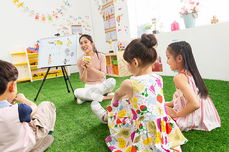 教室嬉戏的青年女人幼儿园老师和小朋友们图片