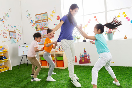 女性小鸡嬉戏的跑彩色图片幼儿园老师和小朋友们玩耍背景
