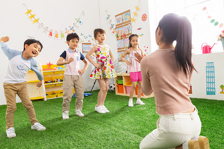 未来无忧无虑同学幼儿园老师和小朋友们图片