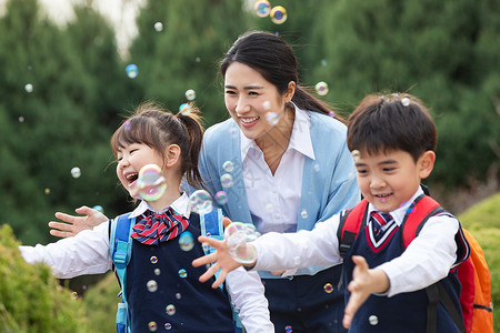 吹泡泡小孩欢乐活力女人小朋友们吹泡泡背景