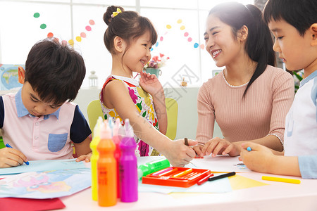 职业学习教室幼儿园老师和小朋友们图片