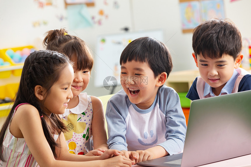 彩色图片幸福东方人幼儿园小朋友们看视频图片