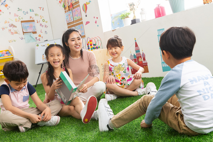 女人友谊五个人幼儿园老师给小朋友们讲故事图片