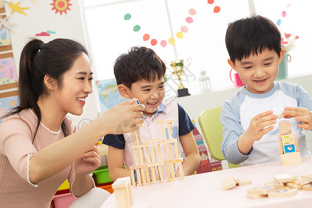 生长积木教室幼儿园老师和小朋友们图片