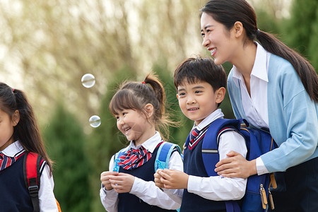 欢迎新同学背友谊学校希望小朋友们吹泡泡背景