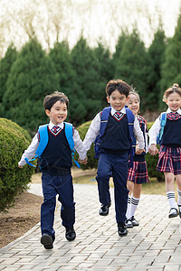 跑步上学学生幸福玩耍全身像快乐的小学生背景