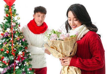 自信圣诞节人青年男人给女朋友送鲜花高清图片