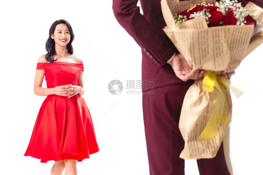 愉悦关爱正装青年男人给女朋友送玫瑰花图片