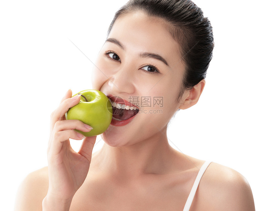 头发向后梳自信瘦身青年女人吃苹果图片
