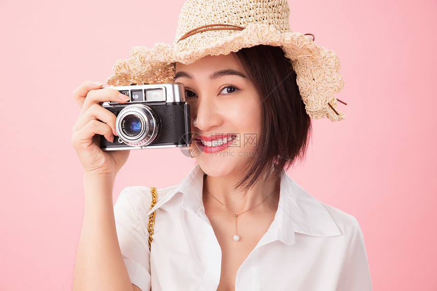 快乐幸福自由青年女人旅行图片