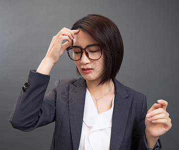 做鬼脸亚洲女苦恼的青年女人图片