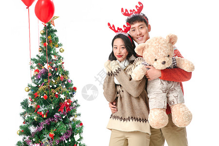 乐趣毛绒玩具自信过圣诞节的青年情侣抱着玩具熊图片