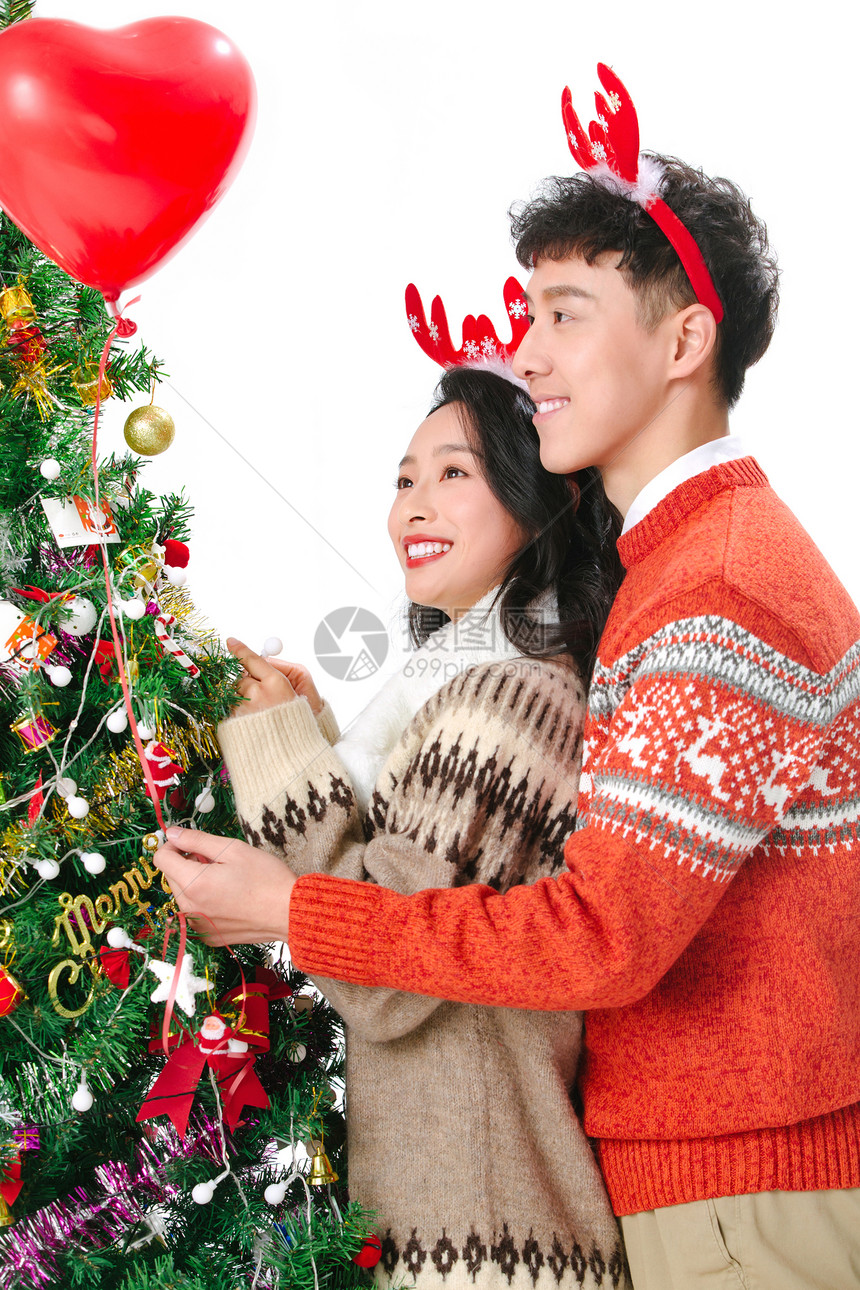 青年人微笑人快乐的青年情侣过圣诞节图片