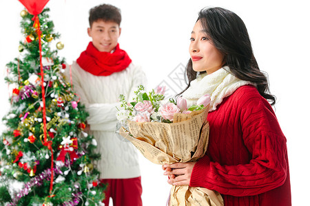 户内亚洲人节日青年男人给女朋友送鲜花高清图片